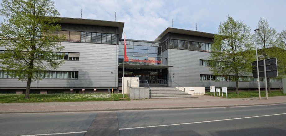 Eingang zum „Sparkassenschiff“ in der Lehrter Straße 15, Staßfurt Eingang zum „Sparkassenschiff“ in der Lehrter Straße 15, Staßfurt