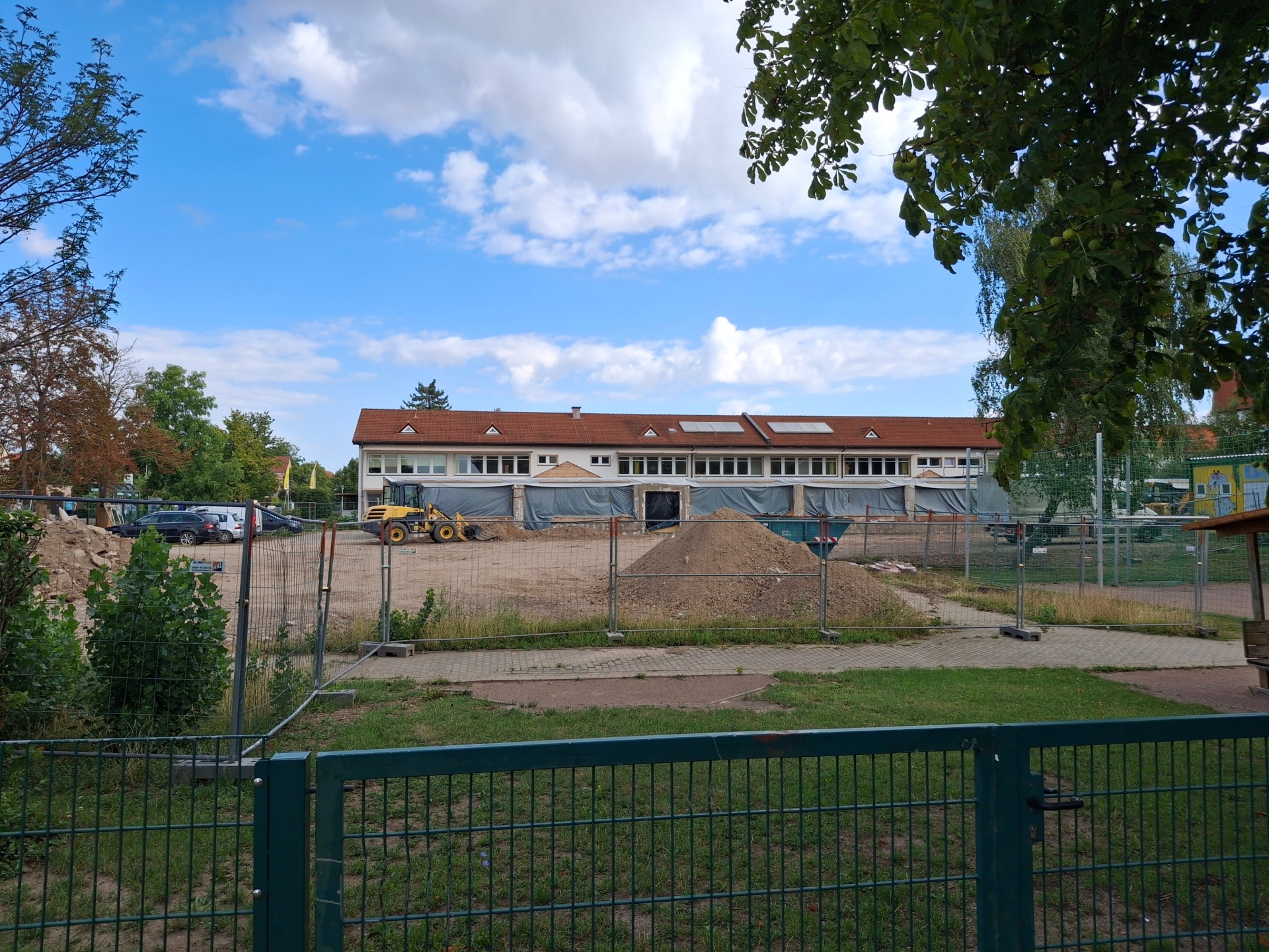 Das Foto zeigt die aktuelle Baustelle der Förderschule „Lebensweg“ in der Karl-Marx-Straße Bernburg. Die Schule wird als Fördermaßnahme mit Millionenaufwand ausgebaut und erweitert.