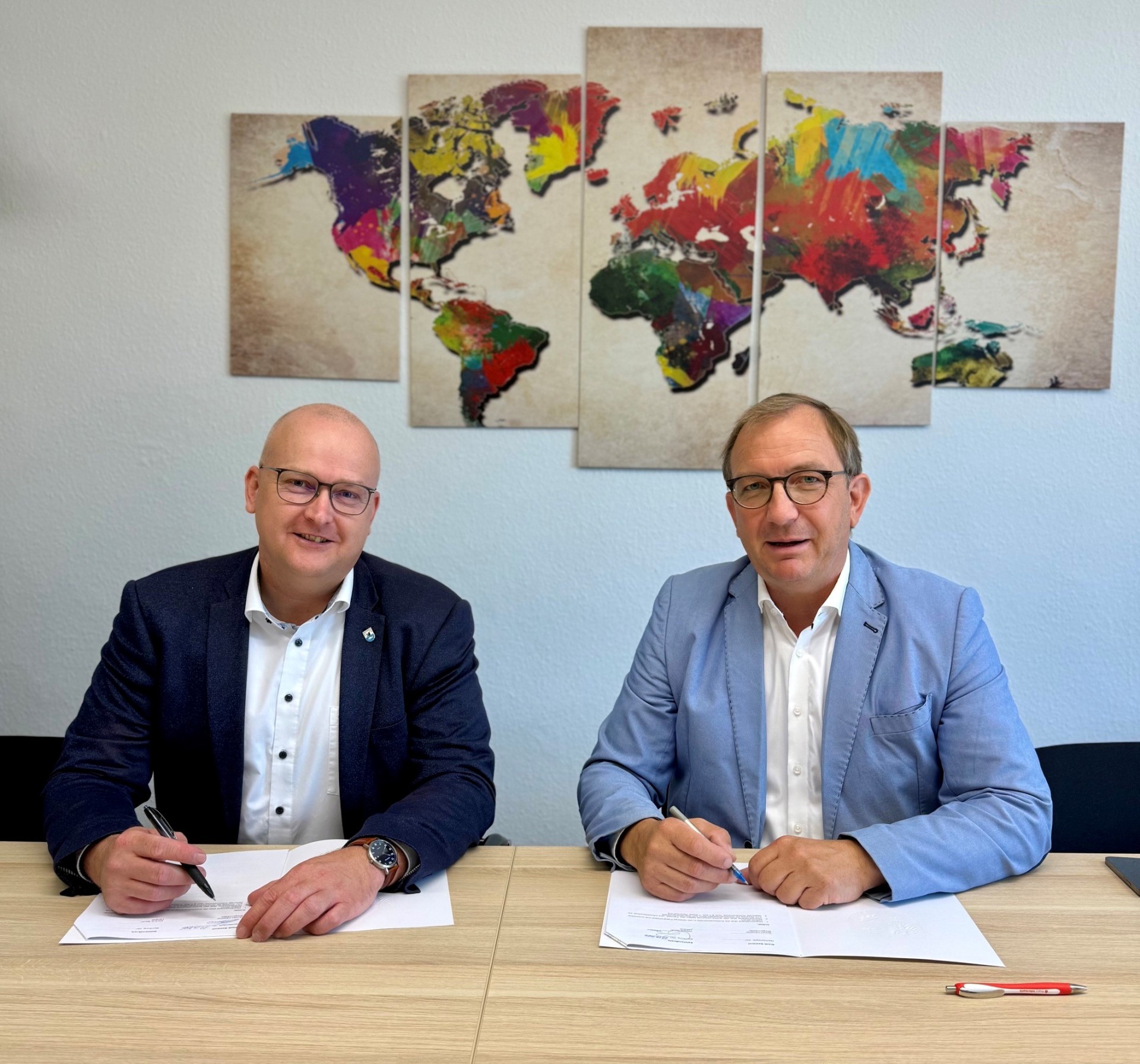 Das Bild zeigt Seelands Bürgermeister Robert Käsebier (l.) und Landrat Markus Bauer bei der Vertragsunterschrift.