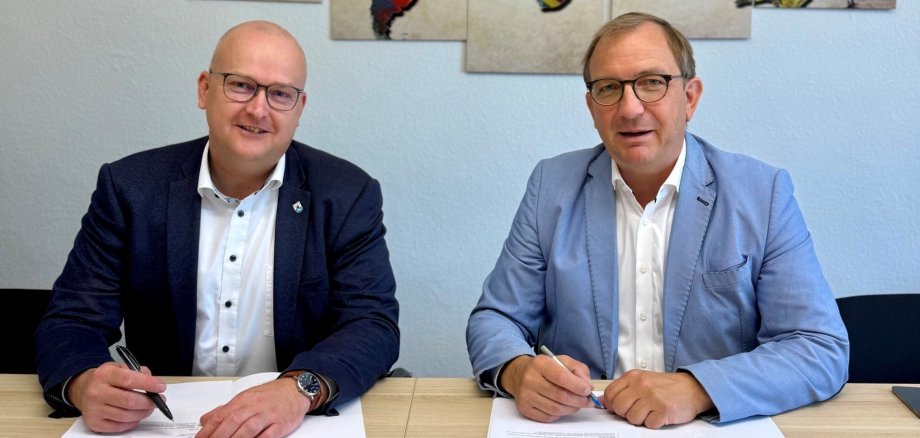 Das Bild zeigt Seelands Bürgermeister Robert Käsebier (l.) und Landrat Markus Bauer bei der Vertragsunterschrift. Das Bild zeigt Seelands Bürgermeister Robert Käsebier (l.) und Landrat Markus Bauer bei der Vertragsunterschrift.