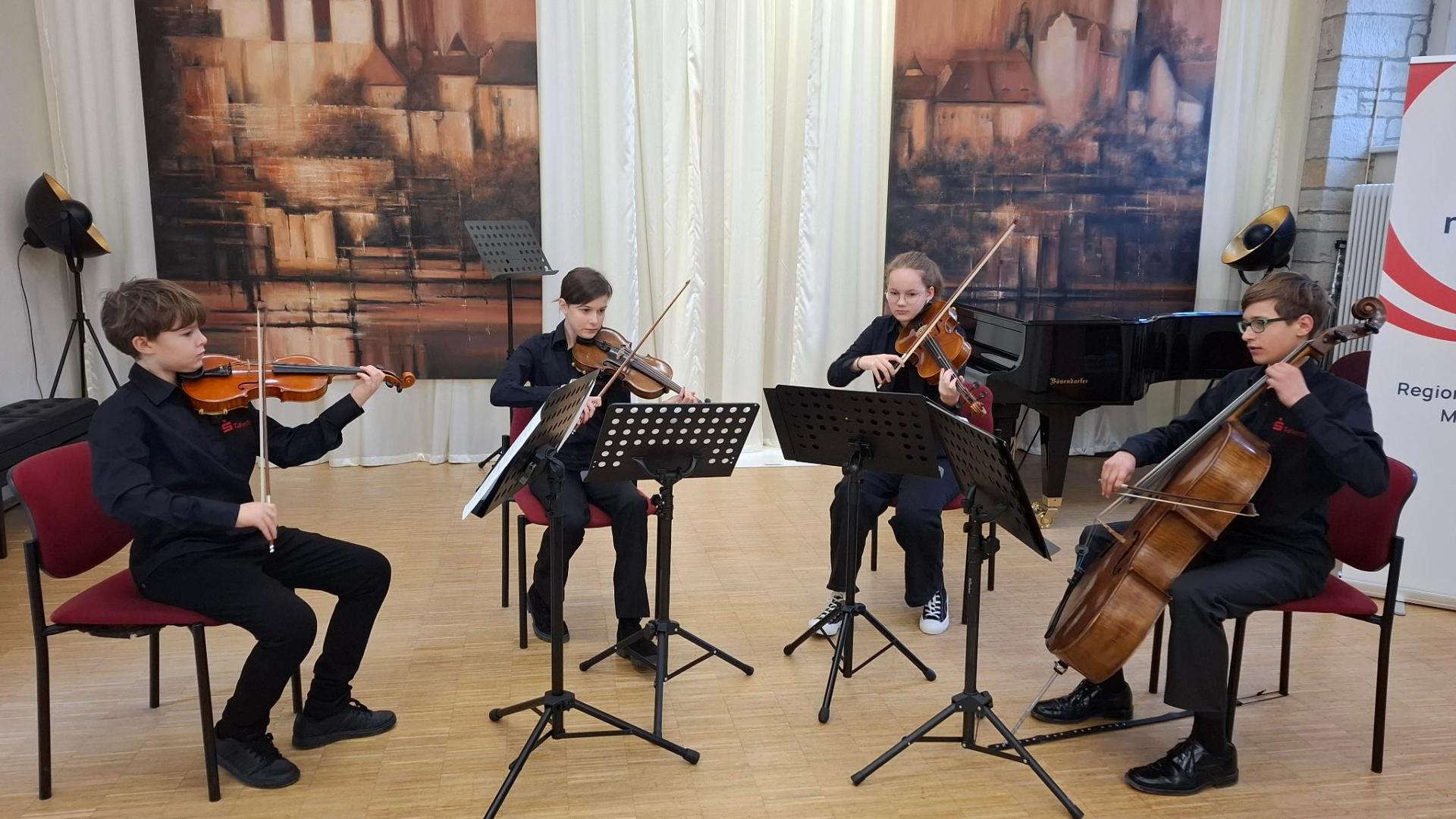Das Streichquartett sind Maxim Babinec, Leandra Pannier, Lena Reichelt und Aaron Pannier