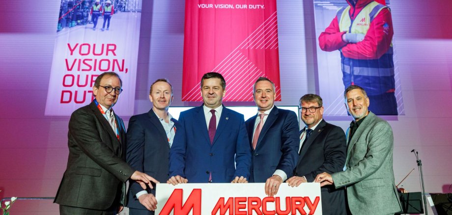 Ministerpräsident Schulze weiht neues Anlagenbauzentrum von Mercury ein