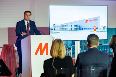 Ministerpräsident Schulze weiht neues Anlagenbauzentrum von Mercury ein