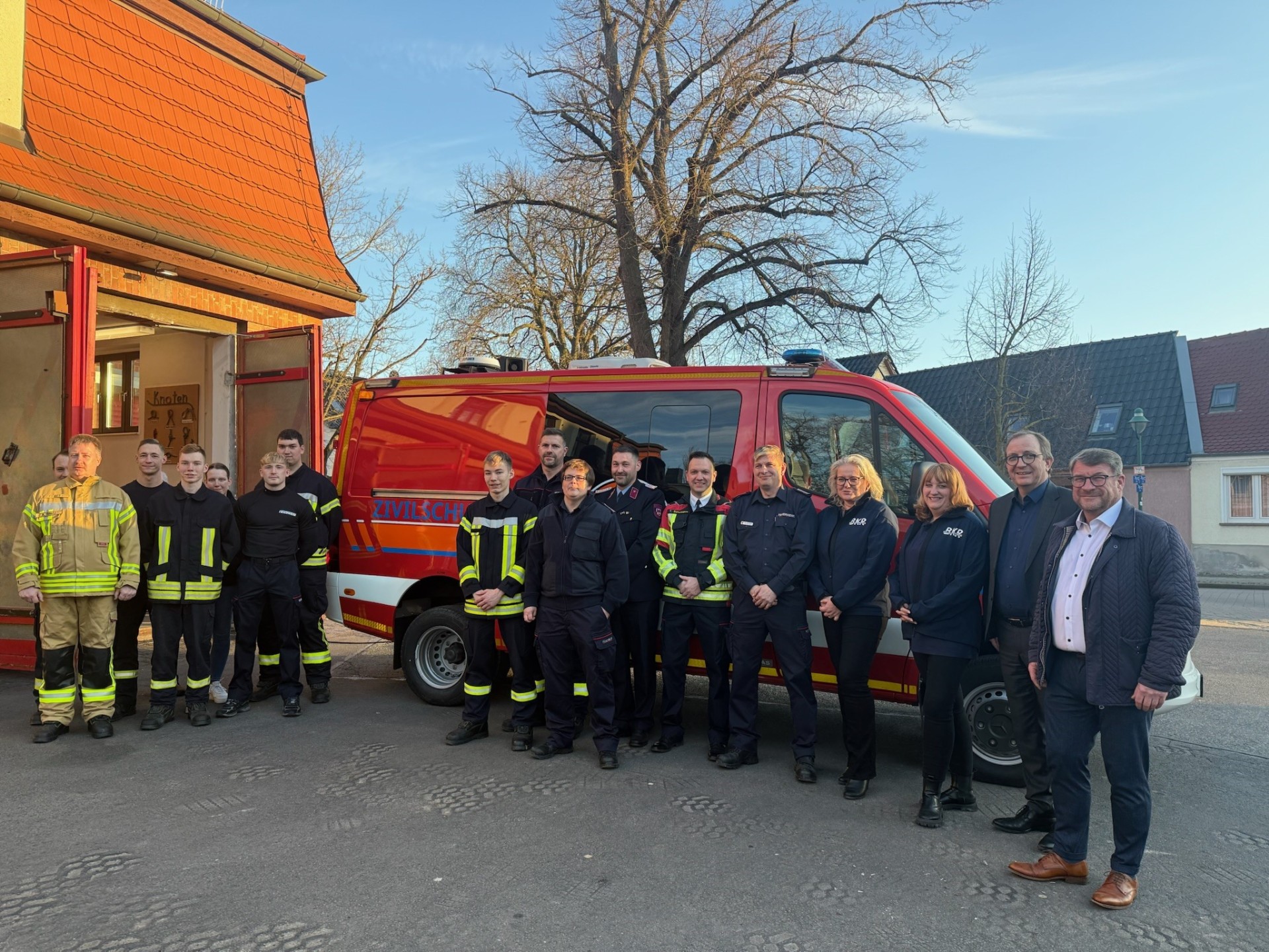 Offiziellen Übergabe des neuen Spezialfahrzeugs an die Einsatzkräfte in Bad Salzelmen, u. a. mit OB Bert Knoblauch und Landrat Markus Bauer (v. r.).