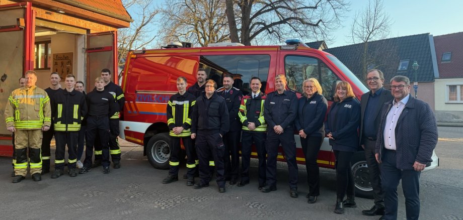 Offiziellen Übergabe des neuen Spezialfahrzeugs an die Einsatzkräfte in Bad Salzelmen, u. a. mit OB Bert Knoblauch und Landrat Markus Bauer (v. r.).
