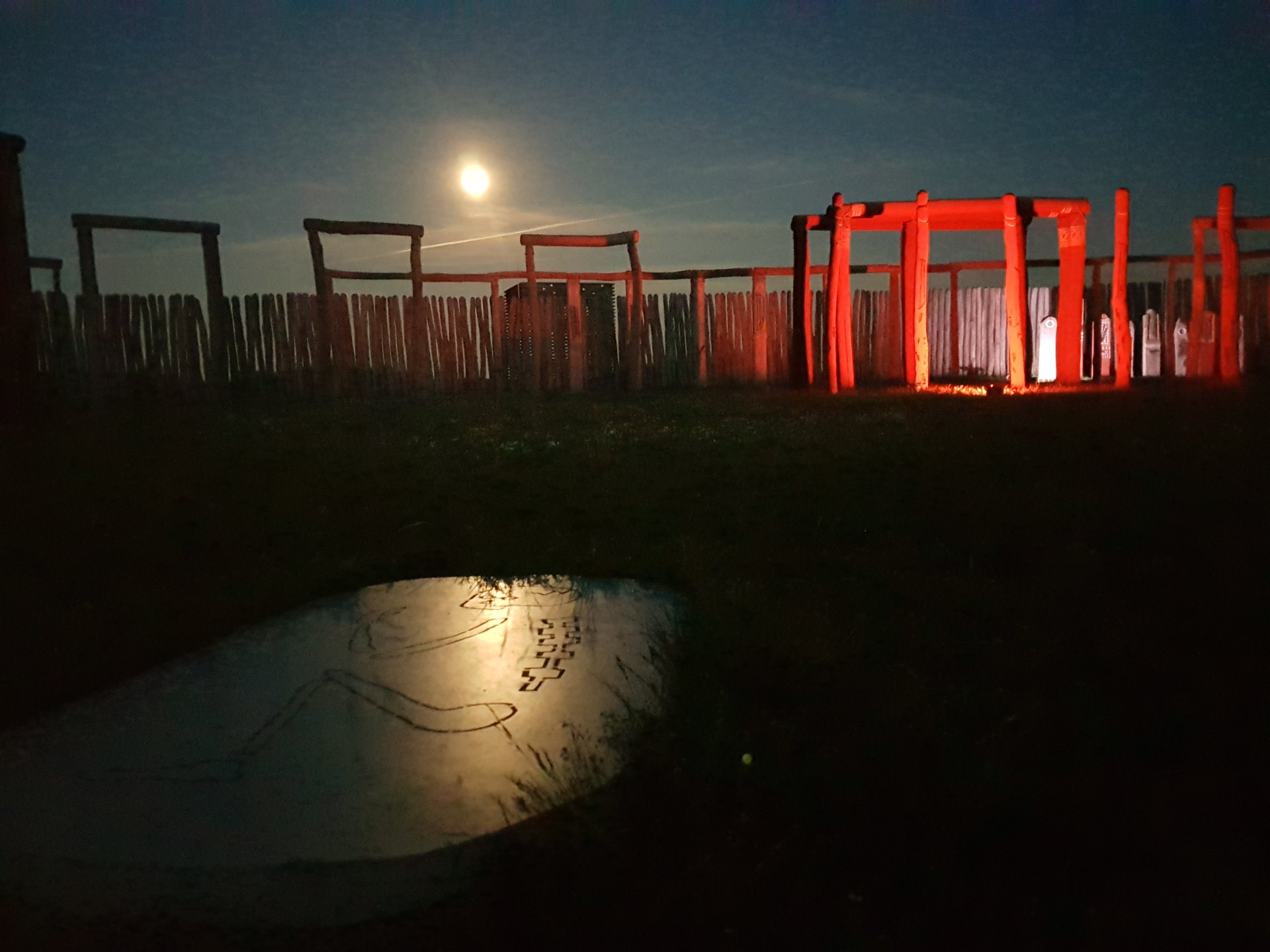 Das Foto zeigt das Ringheiligtum Pömmelte zur "Blauen Stunde"