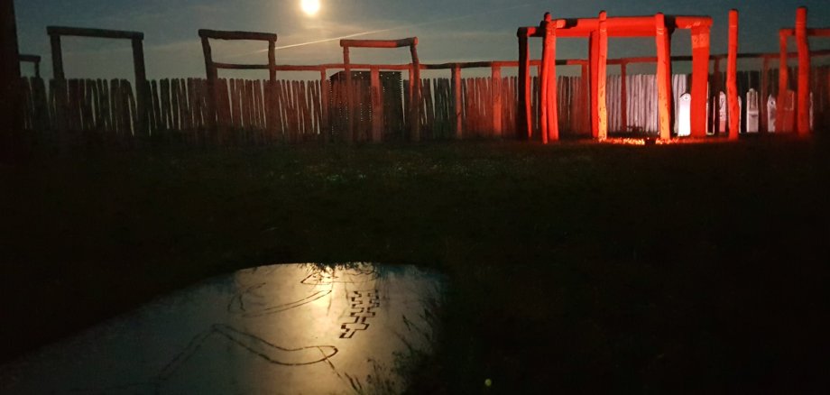 Noch drei Termine zur „Blauen Stunde“ am Ringheiligtum Das Foto zeigt das Ringheiligtum Pömmelte zur "Blauen Stunde"