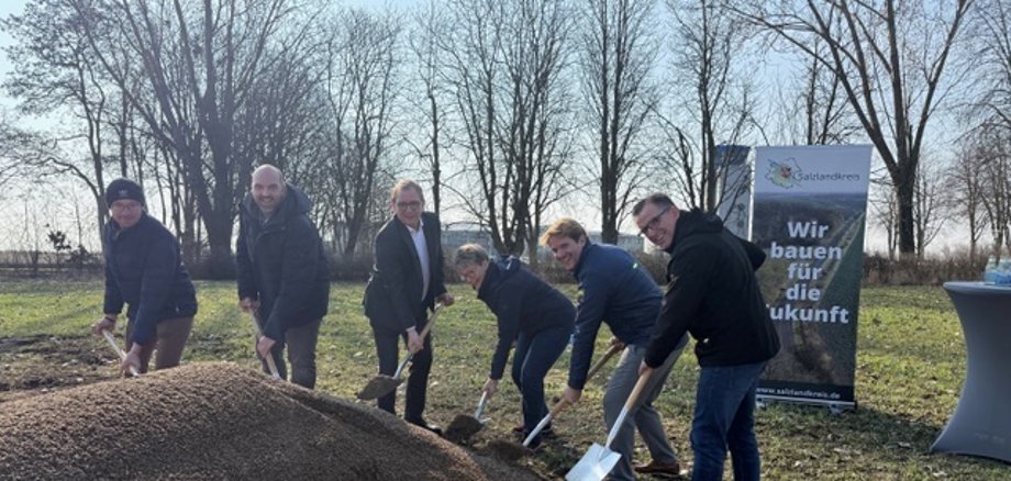 Das Foto zeigt Landrat Markus Bauer (3. v. l.) und Einrichtungsleiter Daniel Sülberg (2. v. r.) beim symbolischen Spatenstich. Mit dabei auch Hecklingens Bürgermeister Hendrik Mahrholdt und Steven Scheller, Ortsbürgermeister von Cochstedt (rechts u. links im Bild). Das Foto zeigt Landrat Markus Bauer (3. v. l.) und Einrichtungsleiter Daniel Sülberg (2. v. r.) beim symbolischen Spatenstich. Mit dabei auch Hecklingens Bürgermeister Hendrik Mahrholdt und Steven Scheller, Ortsbürgermeister von Cochstedt (rechts u. links im Bild).