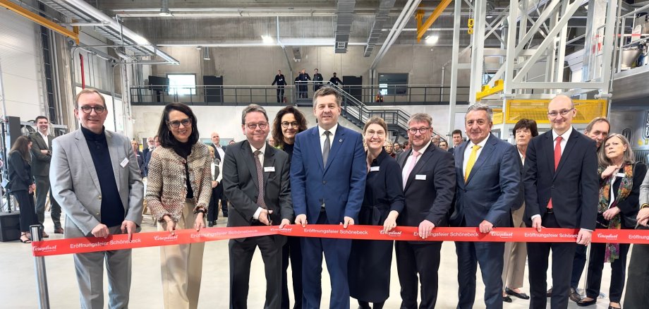 Neuer Produktionsstandort der Coroplast Group in Schönebeck (Elbe) - v.l.: Markus Bauer, Landrat des Salzlandkreises, Natalie Mekelburger, CEO der Coroplast Group, Marcus Söhngen, COO und Geschäftsführer der Coroplast Group, Andrea Voss, Senior Projektmanagerin IMG, Sven Schulze, Ministerpräsident des Landes Sachsen-Anhalt, Stefanie Pötzsch, Staatssekretärin im Ministerium für Wirtschaft, Tourismus, Landwirtschaft und Forsten des Landes Sachsen-Anhalt, Bert Knoblauch, Oberbürgermeister der Stadt Schönebeck, Gunnar Schellenberger, Landtagspräsident Sachsen-Anhalt, Dr. Robert Franke, Geschäftsführer der IMG