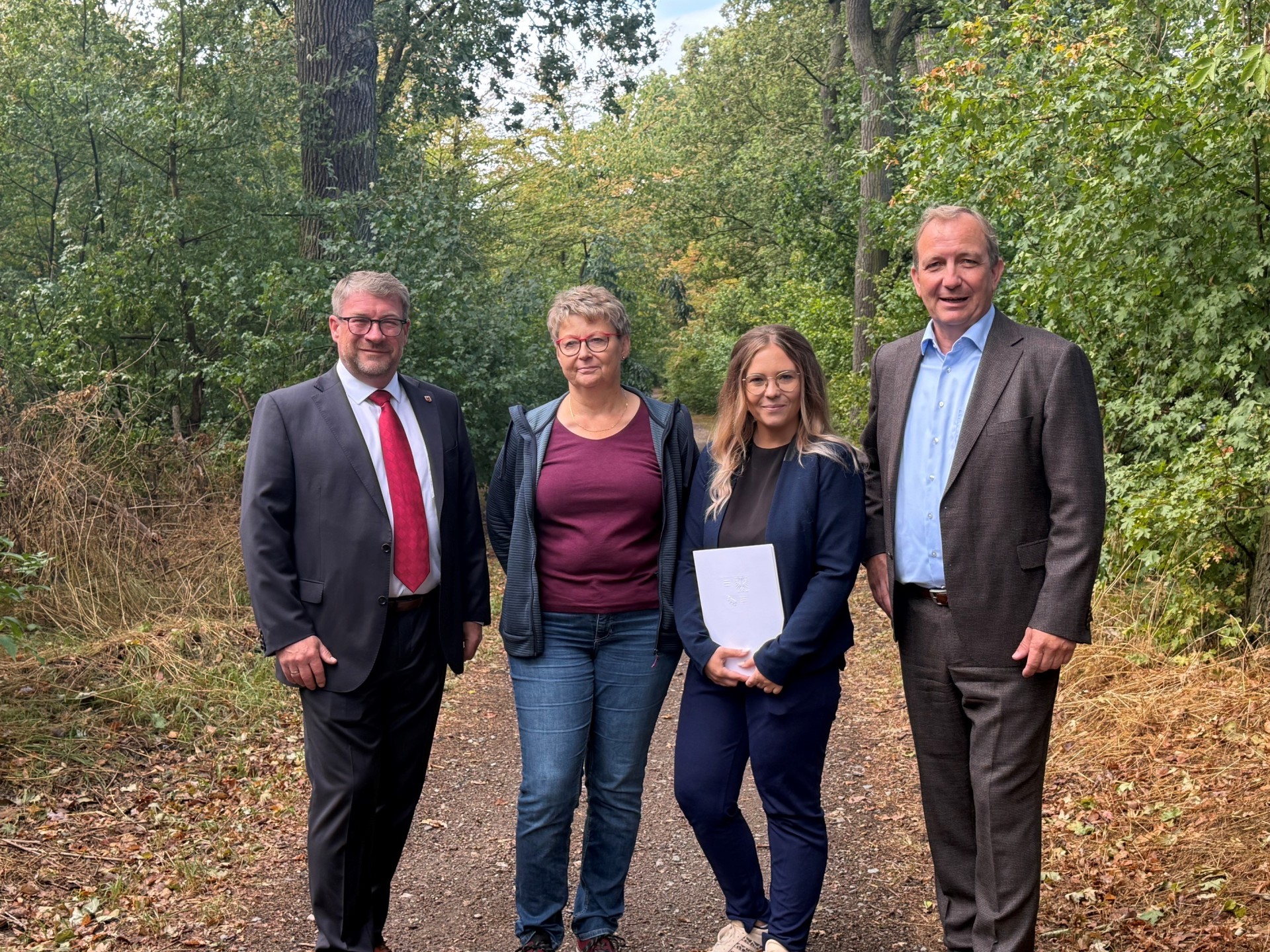 v. l.: OB von Schönebeck Bert Knoblauch und die Landkreismitarbeiterinnen Evelin Wolter und Jana Elbe sowie Landrat Markus Bauer