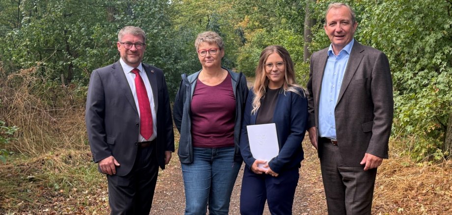 v. l.: OB von Schönebeck Bert Knoblauch und die Landkreismitarbeiterinnen Evelin Wolter und Jana Elbe sowie Landrat Markus Bauer v. l.: OB von Schönebeck Bert Knoblauch und die Landkreismitarbeiterinnen Evelin Wolter und Jana Elbe sowie Landrat Markus Bauer