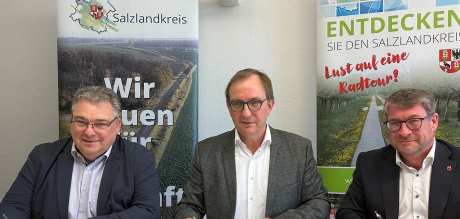 Güstens Bürgermeister Michael Kruse (l.), Landrat Markus Bauer und Schönebecks Oberbürgermeister Bert Knoblauch bei der Unterzeichnung der Vereinbarungen im Landratsamt in Bernburg.
