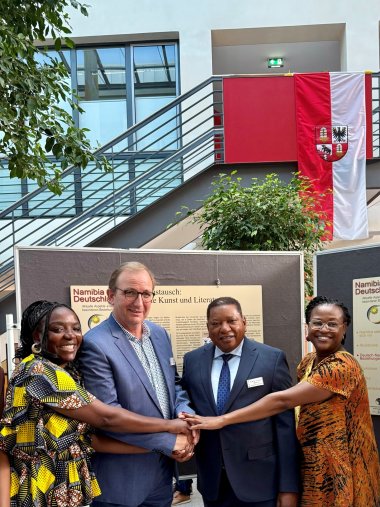 Das Bild zeigt (v.l.) Naita Hishoono, Landrat Markus Bauer, Botschafter Jerobeam Shaanika und Ndilimeke Auala-Weidner. Das Bild zeigt (v.l.) Naita Hishoono, Landrat Markus Bauer, Botschafter Jerobeam Shaanika und Ndilimeke Auala-Weidner.