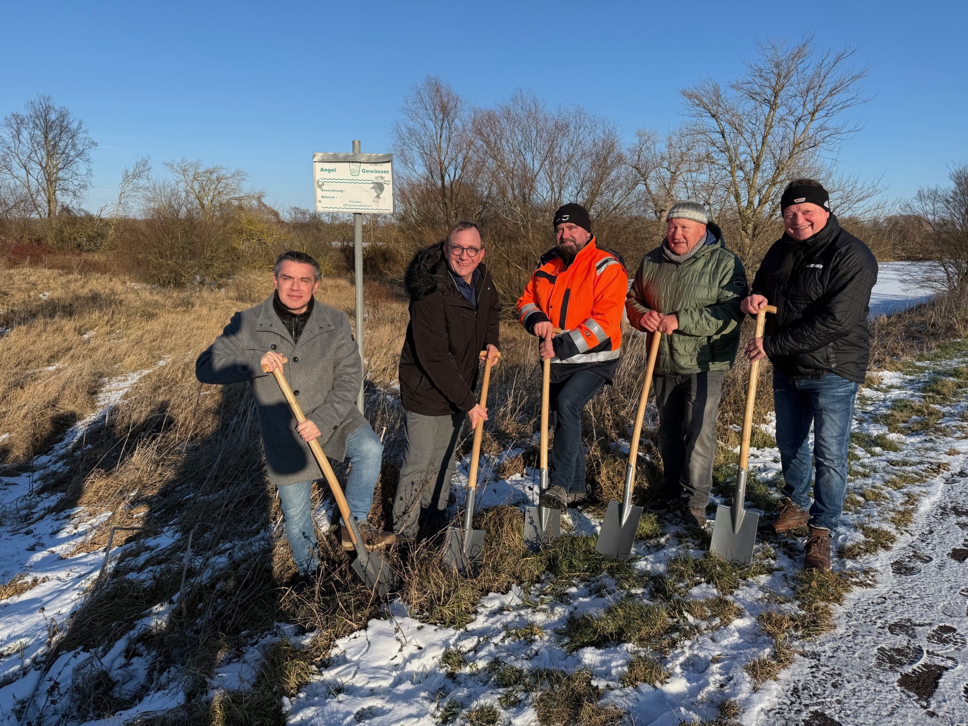 Landtagsabgeordneter Stefan Ruland, Landrat Markus Bauer, Robby Beck von der beauftragten Baufirma, Plötzkaus Bürgermeister Peter Rosenhagen und Vereinschef Tilo Wechselberger beim symbolischen Spatenstich am Saalealtarm.