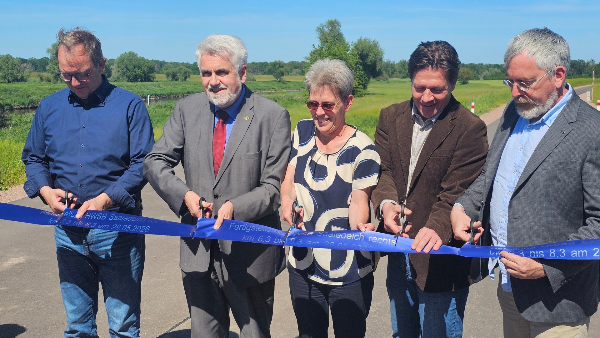 v.l.: Landrat Markus Bauer, Umweltminister Prof. Dr. Armin Willingmann, die Direktorin des Landesbetriebs für Hochwasserschutz und Wasserwirtschaft (LHW) Martina Große-Sudhues, Barbys Bürgermeister Dr. Jörn Weinert bei der Einweihung des letzten Teilstücks des Hauptdeiches zwischen Calbe (Saale) und Barby