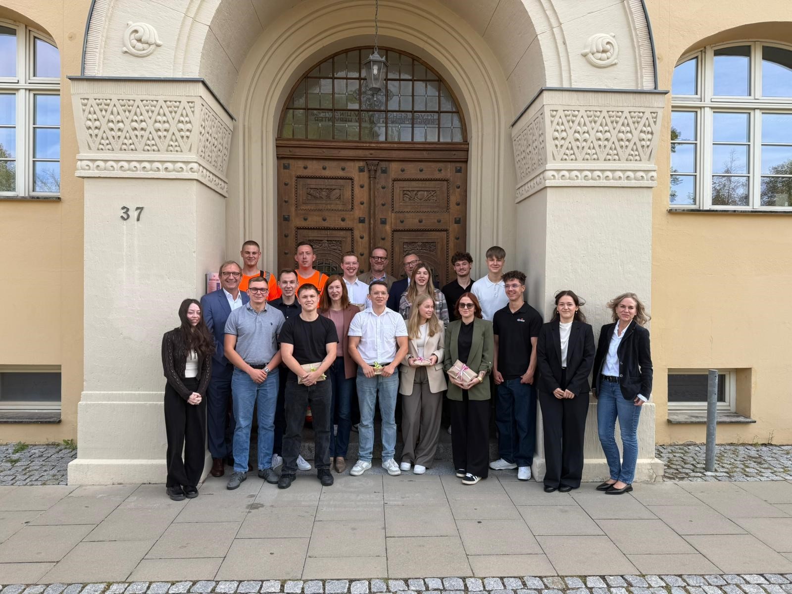 Das Foto zeigt die Teilnehmer der gemeinsamen Begrüßungsrunde in Bernburg bei Landrat Markus Bauer (2. v. l.)