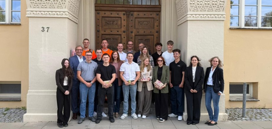 Das Foto zeigt die Teilnehmer der gemeinsamen Begrüßungsrunde in Bernburg bei Landrat Markus Bauer (2. v. l.) Das Foto zeigt die Teilnehmer der gemeinsamen Begrüßungsrunde in Bernburg bei Landrat Markus Bauer (2. v. l.)