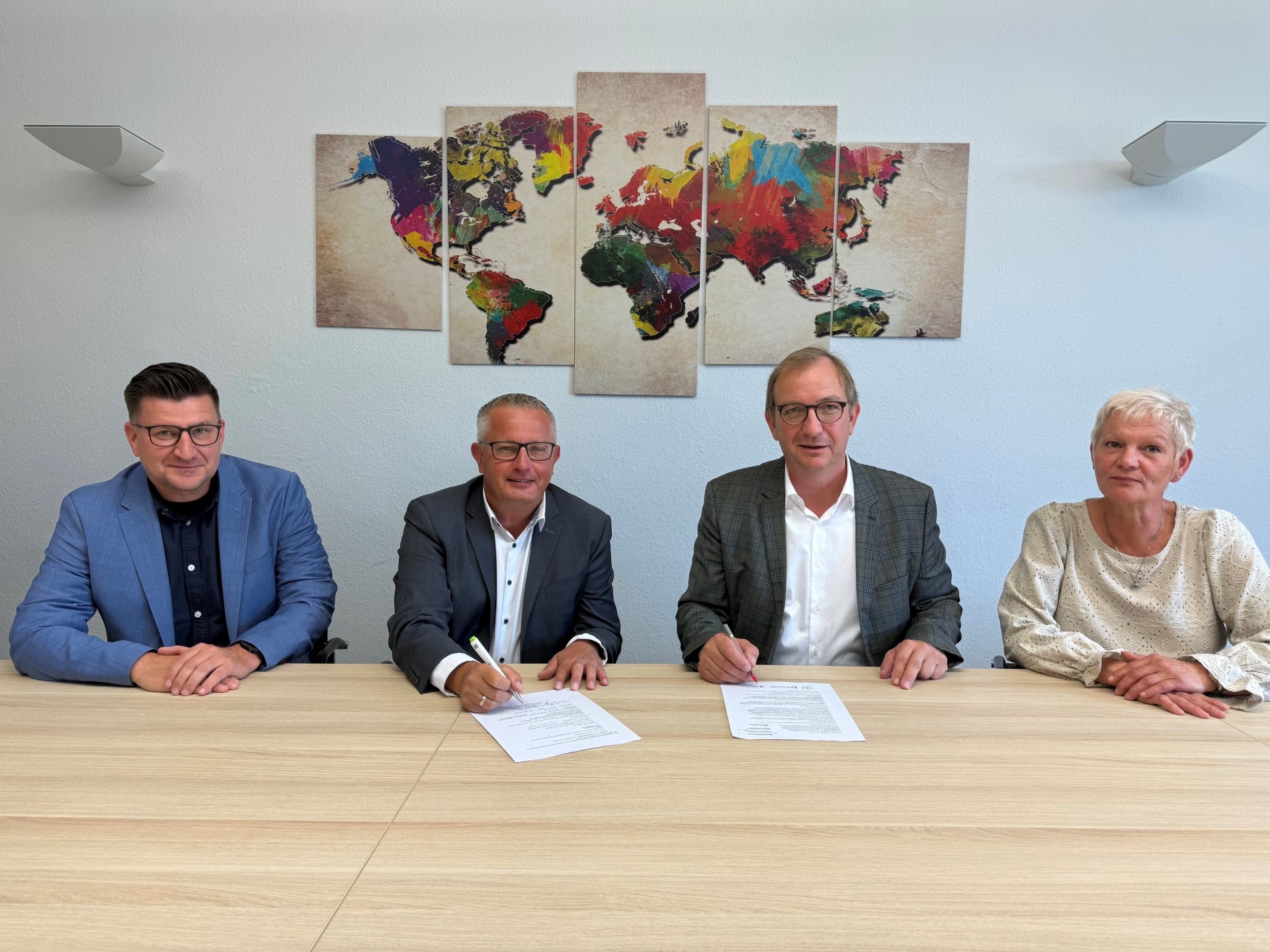 Gemeinsame Unterzeichnung der Vereinbarung zum Aufbau des Hospiz- und Palliativnetzwerks. (v. l.) Thomas Pfeiffer, Geschäftsführer des MVZ des Klinikums Cracau der Universitätsmedizin Magdeburg gGmbH; Christian Ptock, Abteilungsleiter der Spezialisierten ambulanten Palliativversorgung (SAPV); Landrat Markus Bauer; Anke Meyer, Leiterin des Fachbereichs Soziales, Jugend, Bildung und Kultur, Gesundheit, Brand- und Katastrophenschutz, Rettungsdienst und Bauordnung.