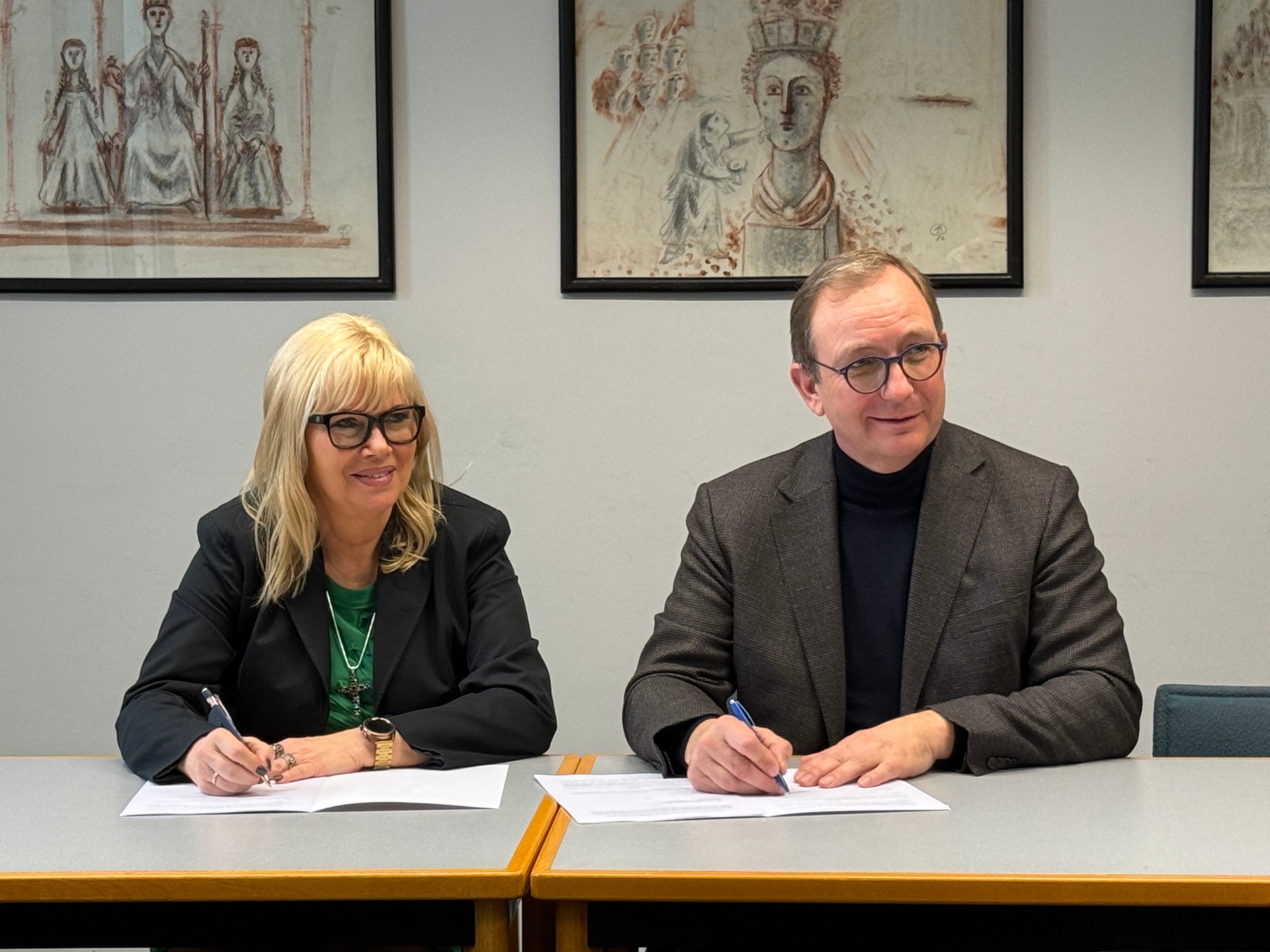 Oberbürgermeisterin Simone Borris und Landrat Markus Bauer bei der Vertragsunterzeichnung im Rathaus Magdeburg