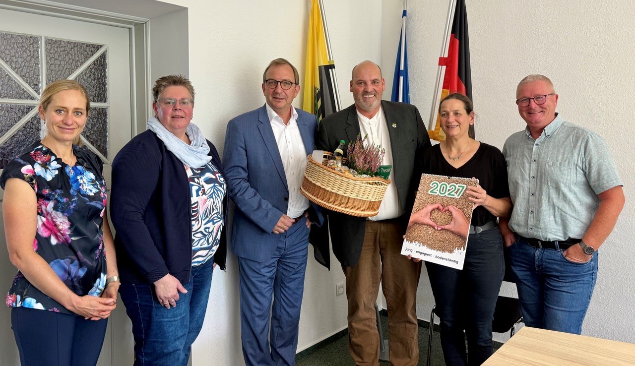 zum Bild, v.l.: Fachdienstleiterin Klima-, Umwelt- und Naturschutz Stefanie Olsen, Diana Borchert vom Kreisbauernverband Nordharz, Landrat Markus Bauer, Matthias Saudhof vom Kreisbauernverband Salzland, Geschäftsführerin Katharina Elwert und Vorstandsmitglied Thomas Thalmann.