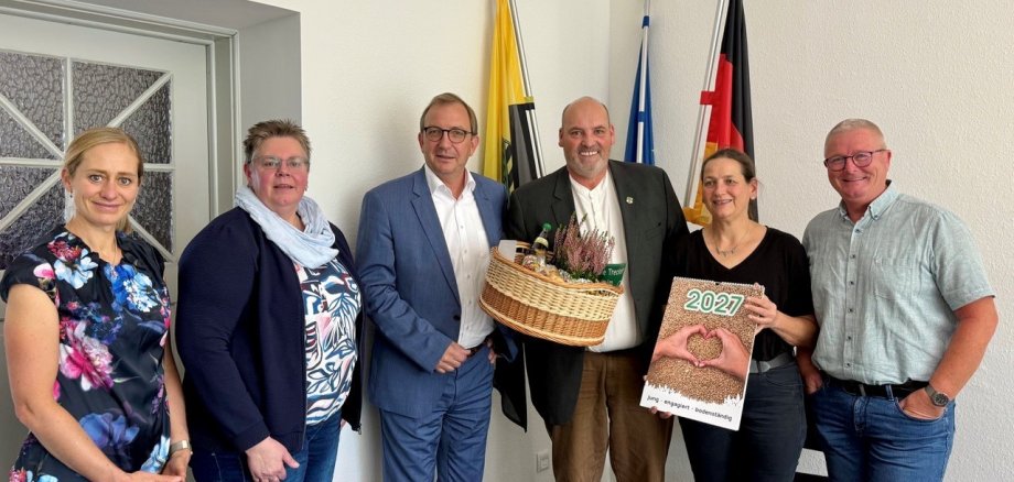 zum Bild, v.l.: Fachdienstleiterin Klima-, Umwelt- und Naturschutz Stefanie Olsen, Diana Borchert vom Kreisbauernverband Nordharz, Landrat Markus Bauer, Matthias Saudhof vom Kreisbauernverband Salzland, Geschäftsführerin Katharina Elwert und Vorstandsmitglied Thomas Thalmann. zum Bild, v.l.: Fachdienstleiterin Klima-, Umwelt- und Naturschutz Stefanie Olsen, Diana Borchert vom Kreisbauernverband Nordharz, Landrat Markus Bauer, Matthias Saudhof vom Kreisbauernverband Salzland, Geschäftsführerin Katharina Elwert und Vorstandsmitglied Thomas Thalmann.