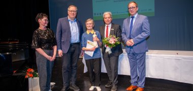 v.l.n.r.: Frau Monika Gäbe, Vorsitzende des Stadtseniorenrates der Stadt Nienburg (Saale); Herr Jens Brenner, Geschäftsführer Energie Mittelsachsen GmbH; Frau Ernestine Görl, Ehrenpreisträgerin; Herr Stefan König, Abteilungsleiter Abteilung Vorstandsstab Salzlandsparkasse; Herr Markus Bauer, Landrat Salzlandkreis