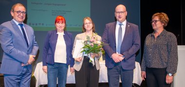 v.l.n.r.: Herr Markus Bauer, Landrat Salzlandkreis; Frau Brigitte Klopstein, Geschäftsführerin Stadtwerke Aschersleben GmbH; Frau Sophie Hühnerbein, Ehrenpreisträgerin; Herr Robert Käsebier, Bürgermeister Stadt Seeland; Frau Kathrin Sommer, Gleichstellungsbeauftragte Stadt Aschersleben