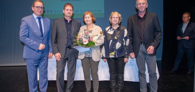 v.l.n.r.: Herr Markus Bauer, Landrat Salzlandkreis; Herr Marco Schmoldt, Bürgermeister Gemeinde Bördeland; Frau Gudrun Schäfer, Ehrenpreisträgerin; Frau Astrid Müller, Gleichstellungsbeauftragte Salzlandkreis; Herr Andreas Ahlhelm, Geschäftsführer Salzlandküche GmbH