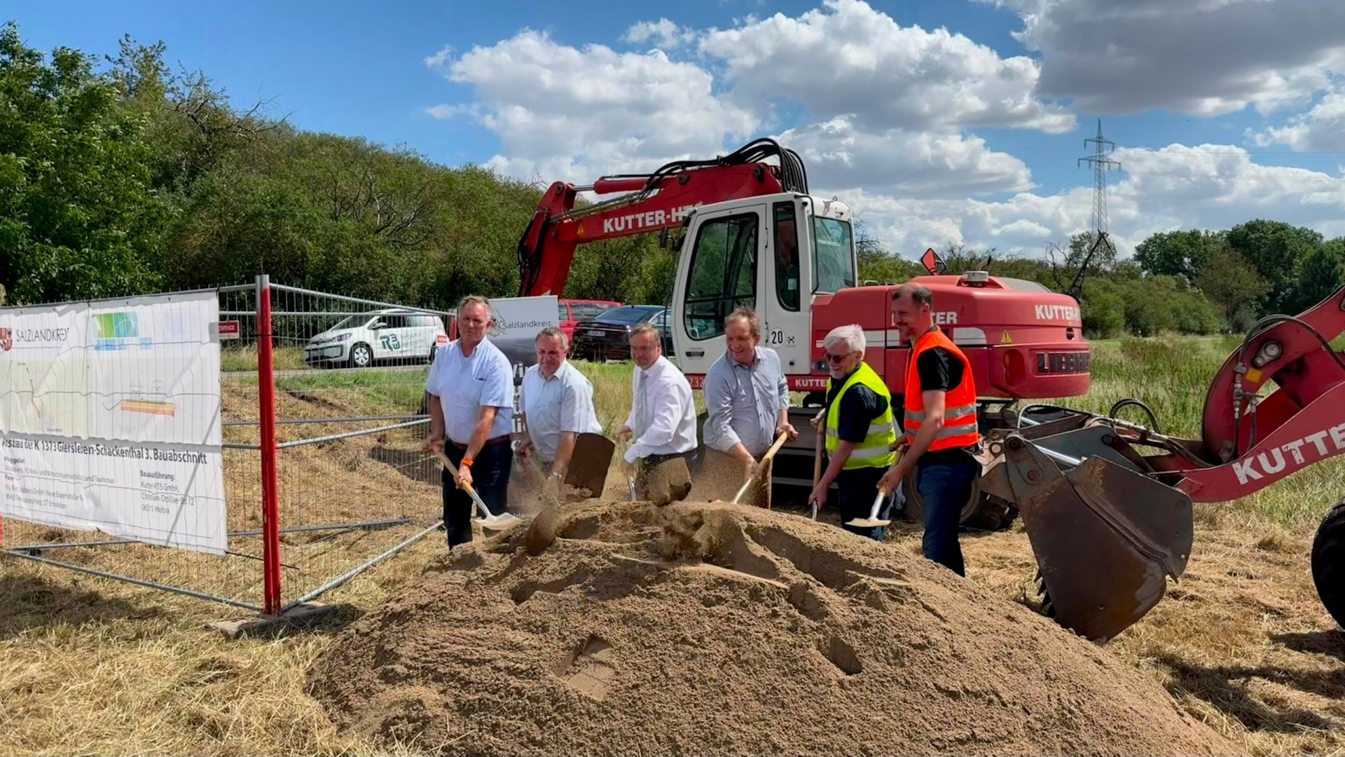Auf dem Bild : Ascherslebens Oberbürgermeister Steffen Amme (3. v. l.), Landrat Markus Bauer (4. v. l.) sowie Vertreter des Planungsbüros und der Baufirma