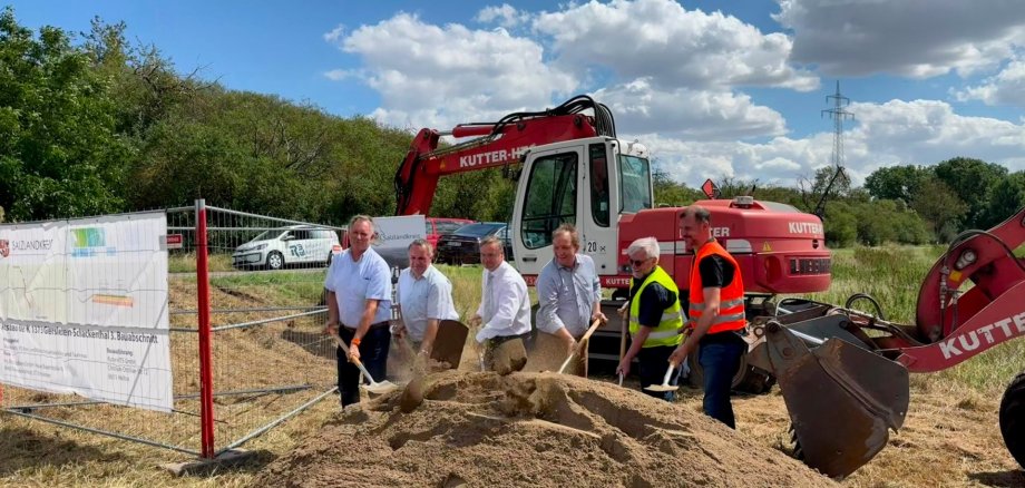Auf dem Bild : Ascherslebens Oberbürgermeister Steffen Amme (3. v. l.), Landrat Markus Bauer (4. v. l.) sowie Vertreter des Planungsbüros und der Baufirma Auf dem Bild : Ascherslebens Oberbürgermeister Steffen Amme (3. v. l.), Landrat Markus Bauer (4. v. l.) sowie Vertreter des Planungsbüros und der Baufirma