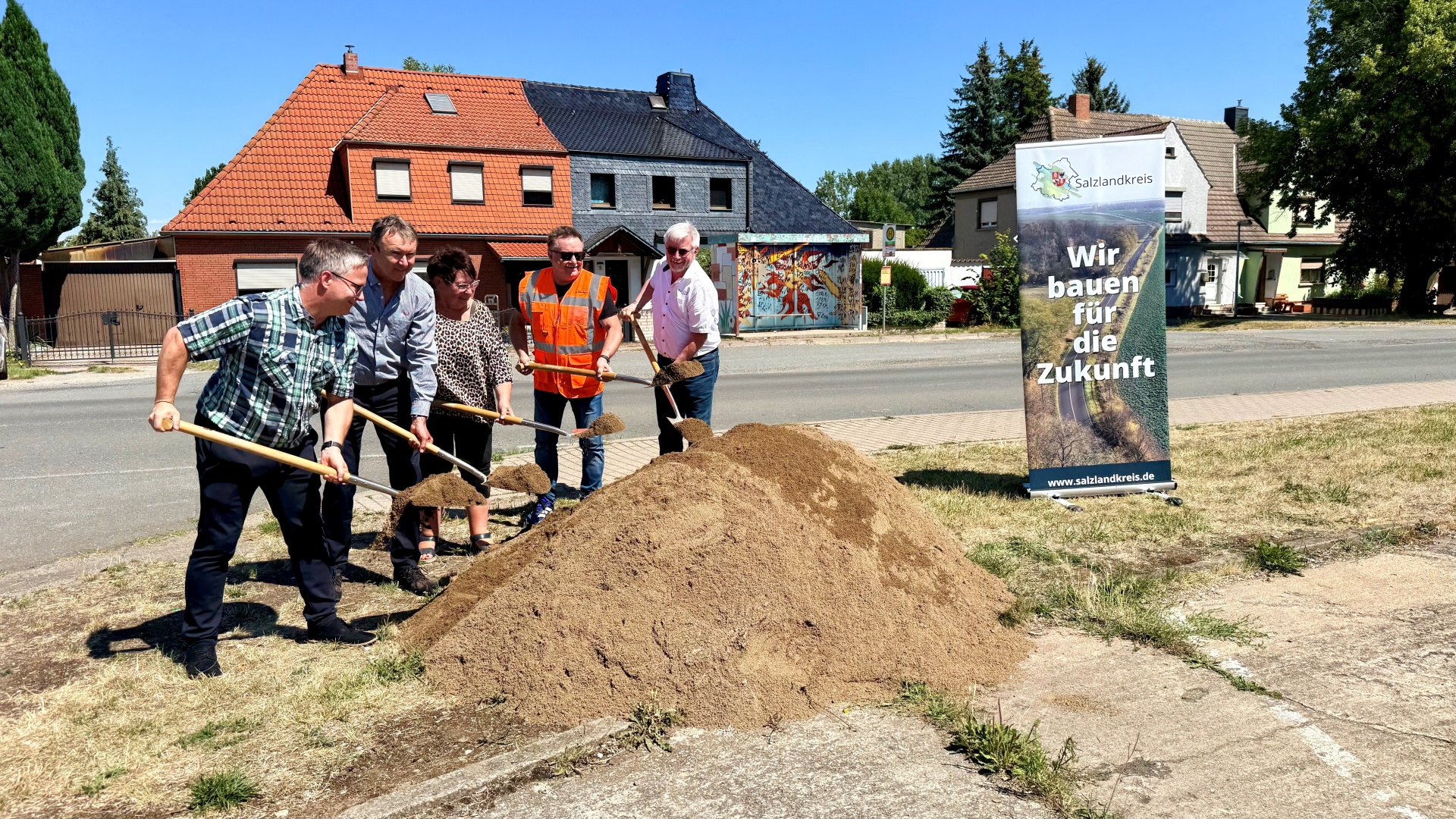 Das Foto zeigt (von links nach rechts) Frank Stehning (Stadt Hecklingen), Jens Traunsberger (Fa. Agens), Ethel-Maria Muschalle-Höllbach, Tilo Wechselberger und Johannes Lübbers beim symbolischen Spatenstich.