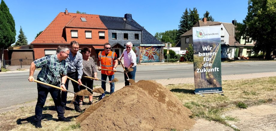 Das Foto zeigt (von links nach rechts) Frank Stehning (Stadt Hecklingen), Jens Traunsberger (Fa. Agens), Ethel-Maria Muschalle-Höllbach, Tilo Wechselberger und Johannes Lübbers beim symbolischen Spatenstich. Das Foto zeigt (von links nach rechts) Frank Stehning (Stadt Hecklingen), Jens Traunsberger (Fa. Agens), Ethel-Maria Muschalle-Höllbach, Tilo Wechselberger und Johannes Lübbers beim symbolischen Spatenstich.