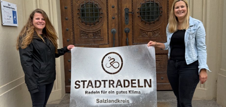 Kati Steinhausen (l.) und Luisa Brune vom Salzlandkreis haben das Logo vor dem Landratssitz in Bernburg angebracht. Kati Steinhausen (l.) und Luisa Brune vom Salzlandkreis haben das Logo vor dem Landratssitz in Bernburg angebracht.
