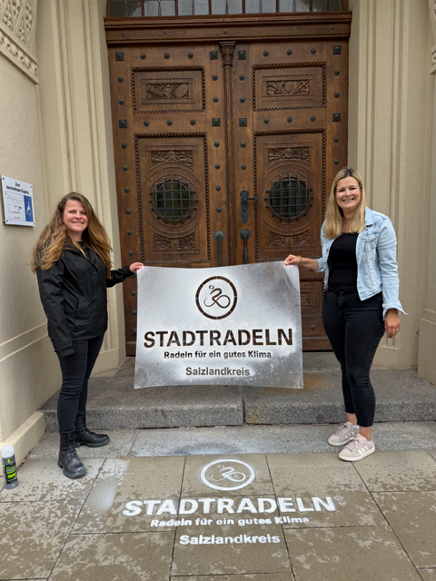 Kati Steinhausen (l.) und Luisa Brune vom Salzlandkreis haben das Logo vor dem Landratssitz in Bernburg angebracht. Kati Steinhausen (l.) und Luisa Brune vom Salzlandkreis haben das Logo vor dem Landratssitz in Bernburg angebracht.
