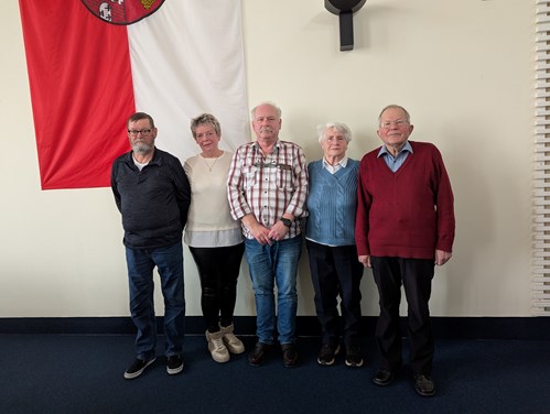 Vorsitzender ist Dr. Harald Lüdtkemeier (rechts im Bild), Stellvertreterin Christine Pfeiffer (2. v. l.).  Außerdem wurden Frank Kaina (Bildmitte) zum Schriftführer, Frank Habich (l.) zum Kassenwart und Annemarie Rockmann (2. v. r.) als Beisitzerin neu bestimmt.