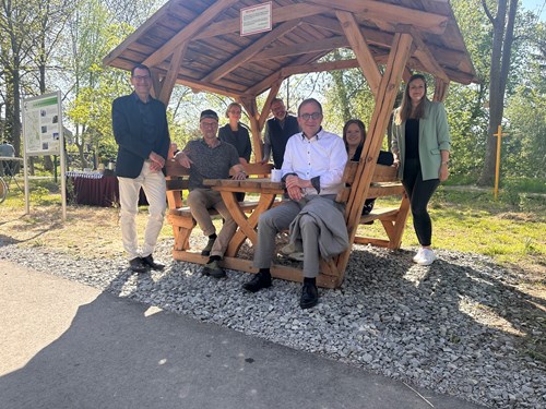 (v.l.): Elmar Heisterkamp, Referatsleiter im Ministerium für Wirtschaft, Tourismus, Landwirtschaft und Forsten Sachsen-Anhalt, Hoyms Bürgermeister, Dieter Kienast, Julia Rippich von der Stadt Aschersleben, Holger Dittrich, Stadt Bernburg, mit Landrat Markus Bauer und seinen Mitarbeiterinnen in der Kreisverwaltung Jana Elbe und Luisa Brune.