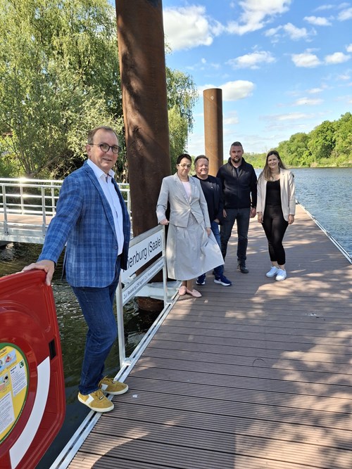 v.l.: Landrat Markus Bauer und Bürgermeisterin Susan Falke mit Landkreis-Fachdienstleiter Tilo Wechselberger, Bauleiter Martin Neubauer und Landkreis-Mitarbeiterin Luisa Brune Steganlage in Nienburg
