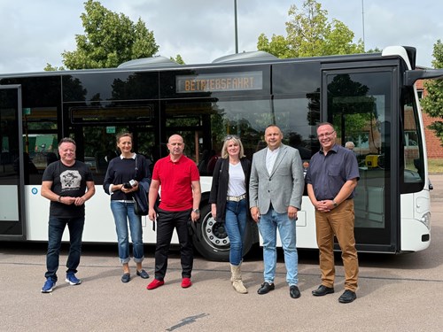 Das Foto (Salzlandkreis, Alexandra Bruscaini) vom Termin bei der KVG Salzland zeigt die polnischen Gäste Tomasz Dec, Agnieszka Pieniążek und Kamil Dziukiewicz (3., 4. und 5. von links) mit KVG-Geschäftsführer Gerd Hasskerl.