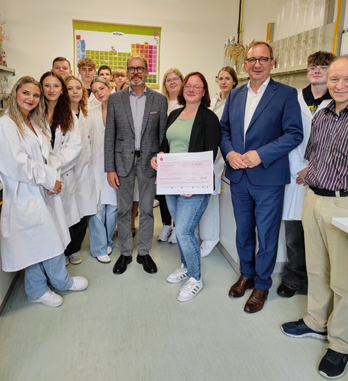 Salzlandsparkassenstiftungen unterstützen die Arbeit des Trägervereins in Gatersleben.  Markus Bauer und Hans-Michael Strube überbrachten Förderscheck.