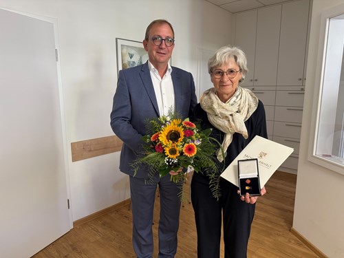 Landrat Markus Bauer (l.) überreichte Hausärztin Annette Schmalenberger die Ehrennadel des Landes. Bildquelle: Marko Jeschor / Pressestelle Salzlandkreis