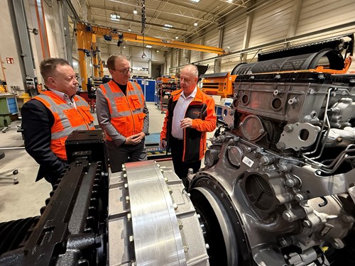 Das Bild zeigt Fachdienstleiter Tilo Wechselberger, Landrat Markus Bauer und Doppstadt-Geschäftsführer Reimund Hoffmann vor einem Motor, der eine mobile Recyclinganlage des Unternehmens antreibt. Bildquelle: Marko Jeschor / Pressestelle Salzlandkreis