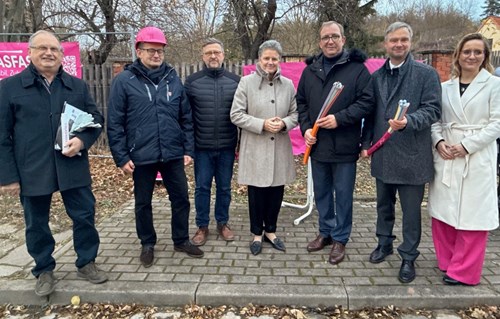 Frecklebens Ortsbürgermeister Frank Hänsgen, Andreas Meyer von der Deutschen Telekom, Infrastrukturministerin Dr. Lydia Hüskens, Landrat Markus Bauer und Ascherslebens Oberbürgermeister Steffen Amme (v.l.) bei der Freigabe in Freckleben am Mittwochnachmittag. Bildquelle: Marko Jeschor / Pressestelle Salzlandkreis