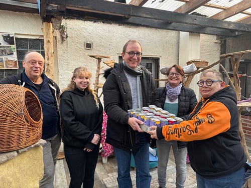 Landrat Markus Bauer (Mitte) übergibt Tierheimleiterin Kerstin Kauert Futterspenden für die Tiere.