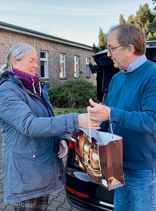 Landrat Markus Bauer (r.) übergibt Tierheimleiterin Rasa Zacharias eine vorweihnachtliche Aufmerksamkeit als Zeichen der Anerkennung. Bildquelle: Tom Gräbe / Salzlandkreis
