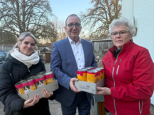 Das Bild zeigt Landrat Markus Bauer (M.) und Tierheimleiter Silvia Rupkalwies (r.) sowie Josefine Helmund vom Vorstand des Tierschutzvereins bei der Übergabe von Futterspenden für die Tiere. Bildquelle: Tom Gräbe / Salzlandkreis