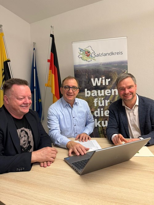 Fachdienstleiter Tilo Wechselberger, Landrat Markus Bauer und Ascherslebens Oberbürgermeister Steffen Amme (v.l.) bei der Vertragsunterzeichnung im Landratsamt in Bernburg. Bildquelle: Tom Gräbe / Salzlandkreis