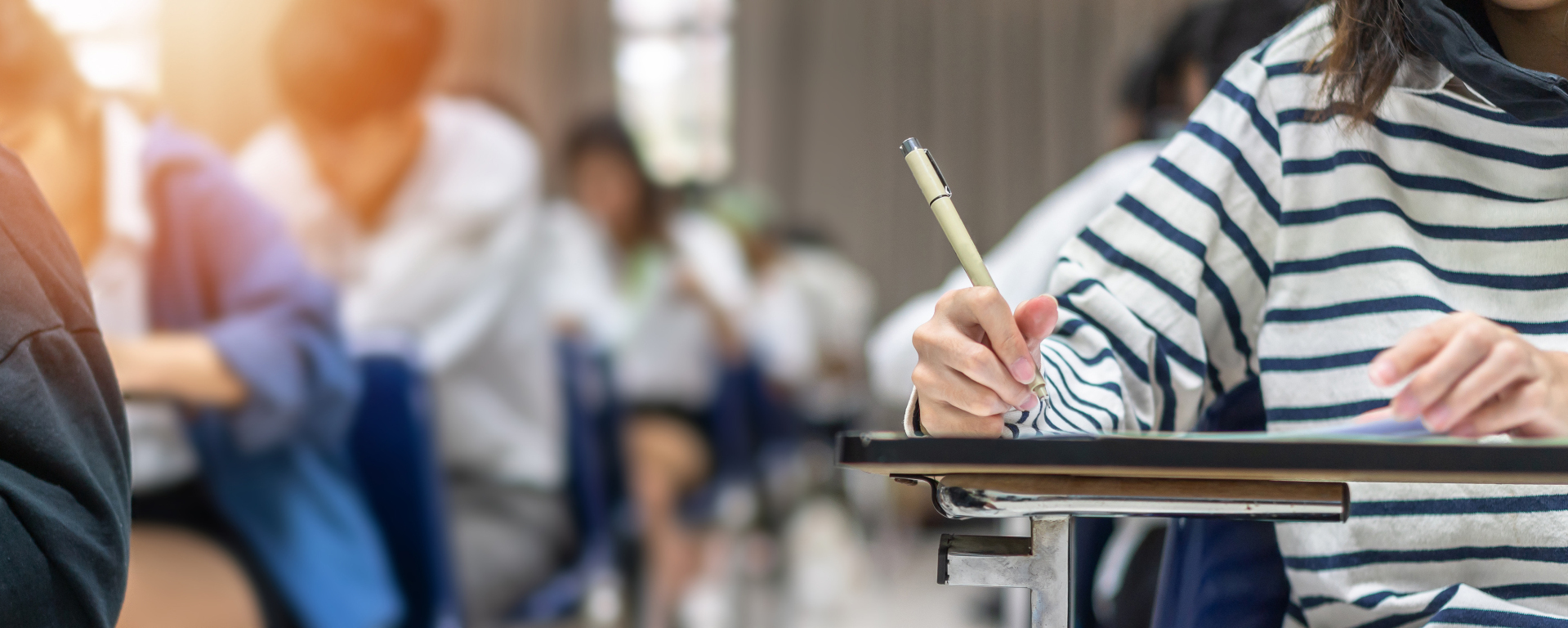Prüfung in der Schule, bei der Schüler in der Klasse einen Aufnahmetest absolvieren, angestrengt nachdenken und Antworten in einem Universitätshörsaal schreiben, Konzept zum Tag der Bildung und Weltalphabetisierung