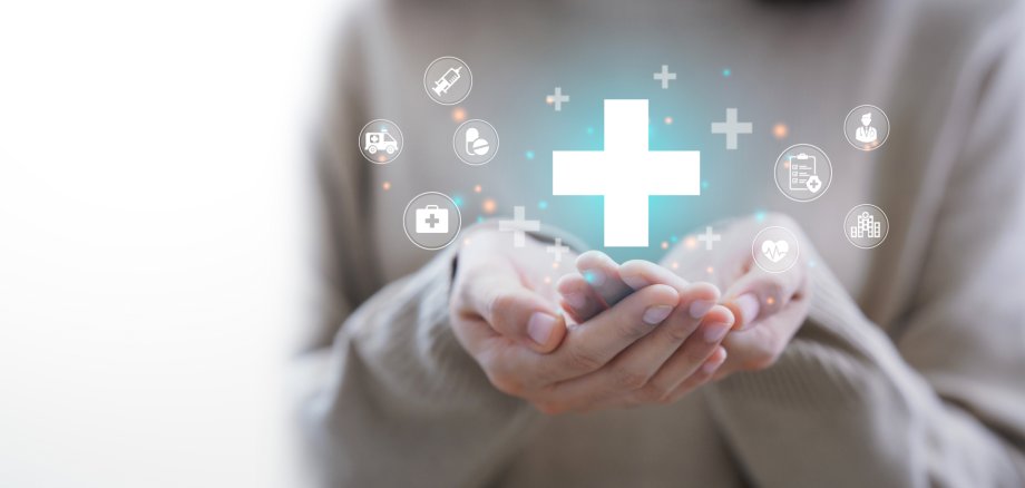 Frau mit ausgestreckter Hand, die ein Pluszeichen für das Symbol für medizinische Gesundheitsversorgung hält. Konzept für Krankenversicherung und Gesundheit. Zugang zu Sozialleistungen, Gesundheit und Kopierraum. Frau mit ausgestreckter Hand, die ein Pluszeichen für das Symbol für medizinische Gesundheitsversorgung hält. Konzept für Krankenversicherung und Gesundheit. Zugang zu Sozialleistungen, Gesundheit und Kopierraum.