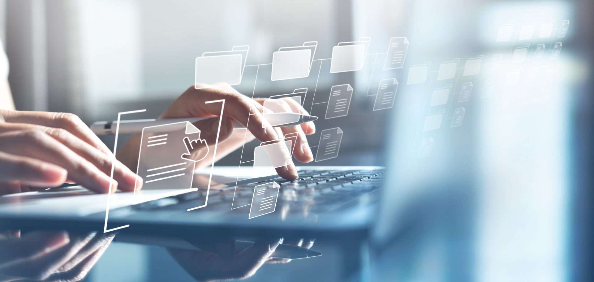 Dokumentenmanagementsystem (DMS) wird von einem IT-Berater auf einem Laptop im Büro eingerichtet. Software zum Archivieren, Suchen und Verwalten von Unternehmensdateien und -informationen.